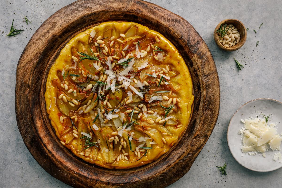 Salzige Birnen-Tarte Tatin mit Parmesan - Rezepte | fooby.ch