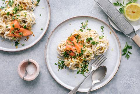 Zitronen-Blumenkohl-Spaghetti mit Lachs
