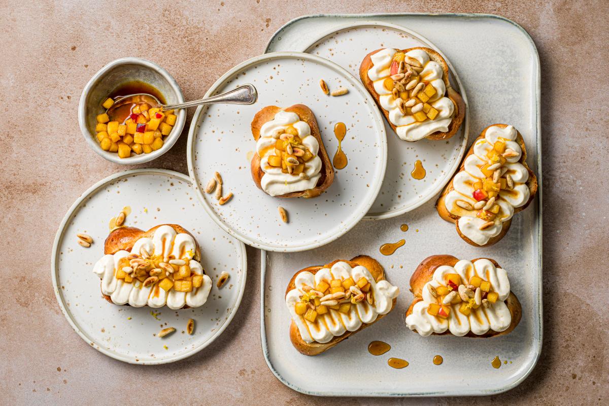 Whipped ricotta toast with apple - Recipes | fooby.ch