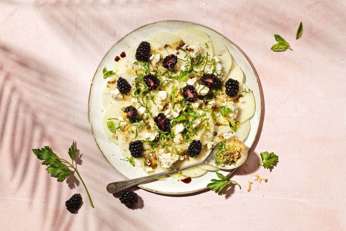 Kohlrabi carpaccio with gremolata - Recipes | fooby.ch