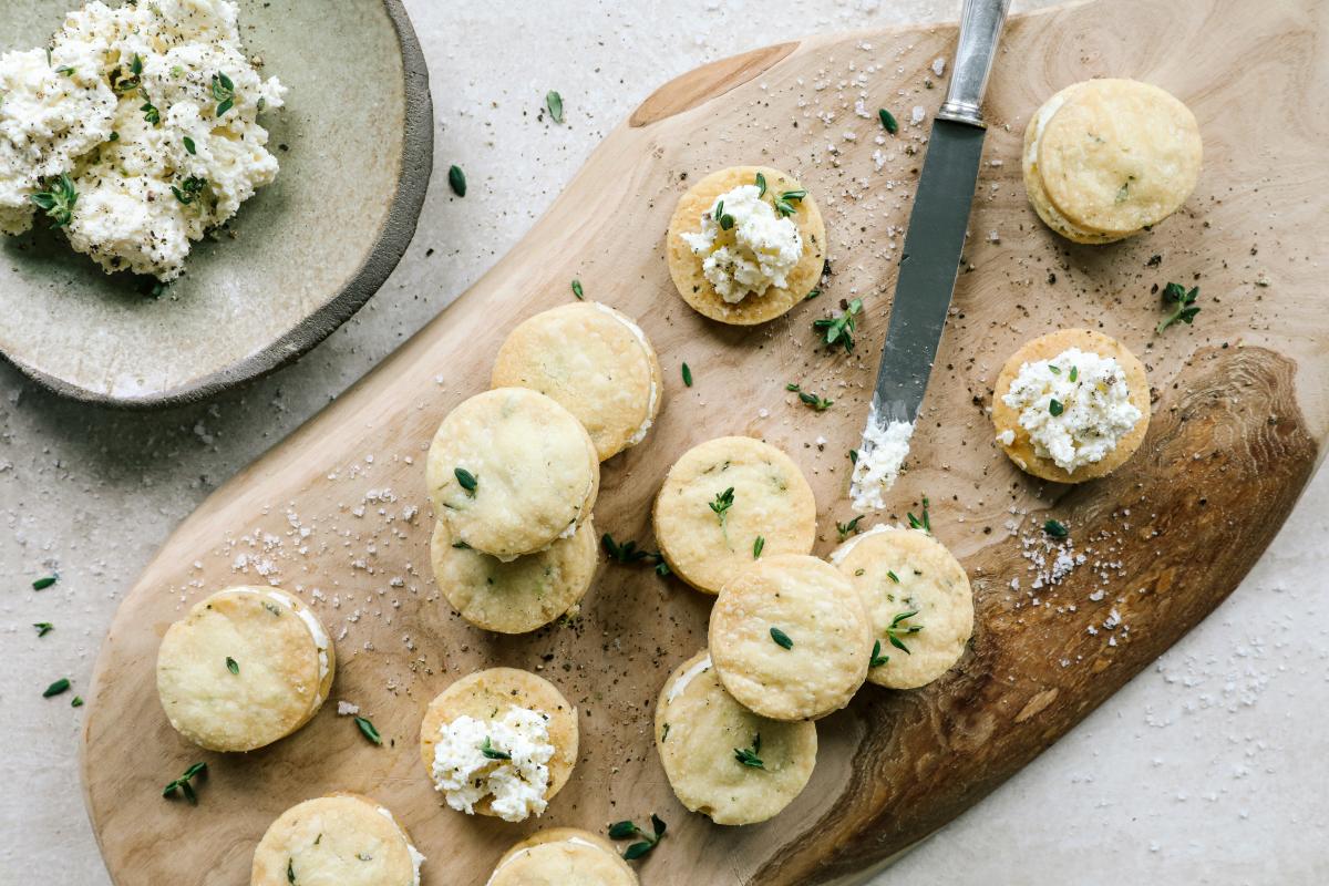 Thymian-Sablés mit Sbrinz-Creme - Rezepte | fooby.ch