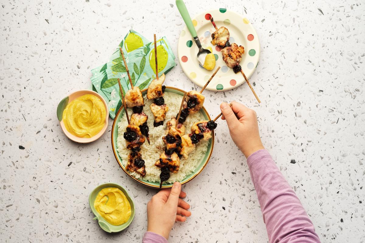 Chicken and cherry skewers - Recipes | little FOOBY
