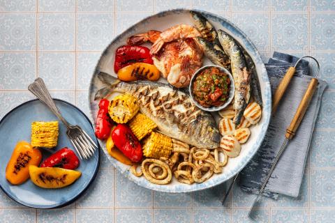 Vassoio di pesce con chimichurri al pomodoro