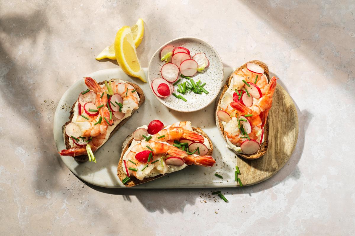 Scandinavian prawns on toast - Recipes | fooby.ch