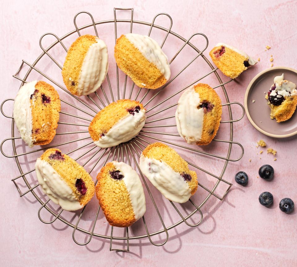 Madeleine con mirtilli e cioccolato