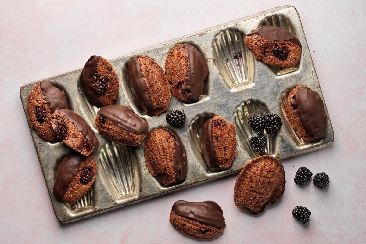 Blackberry and chocolate madeleines - Recipes | fooby.ch