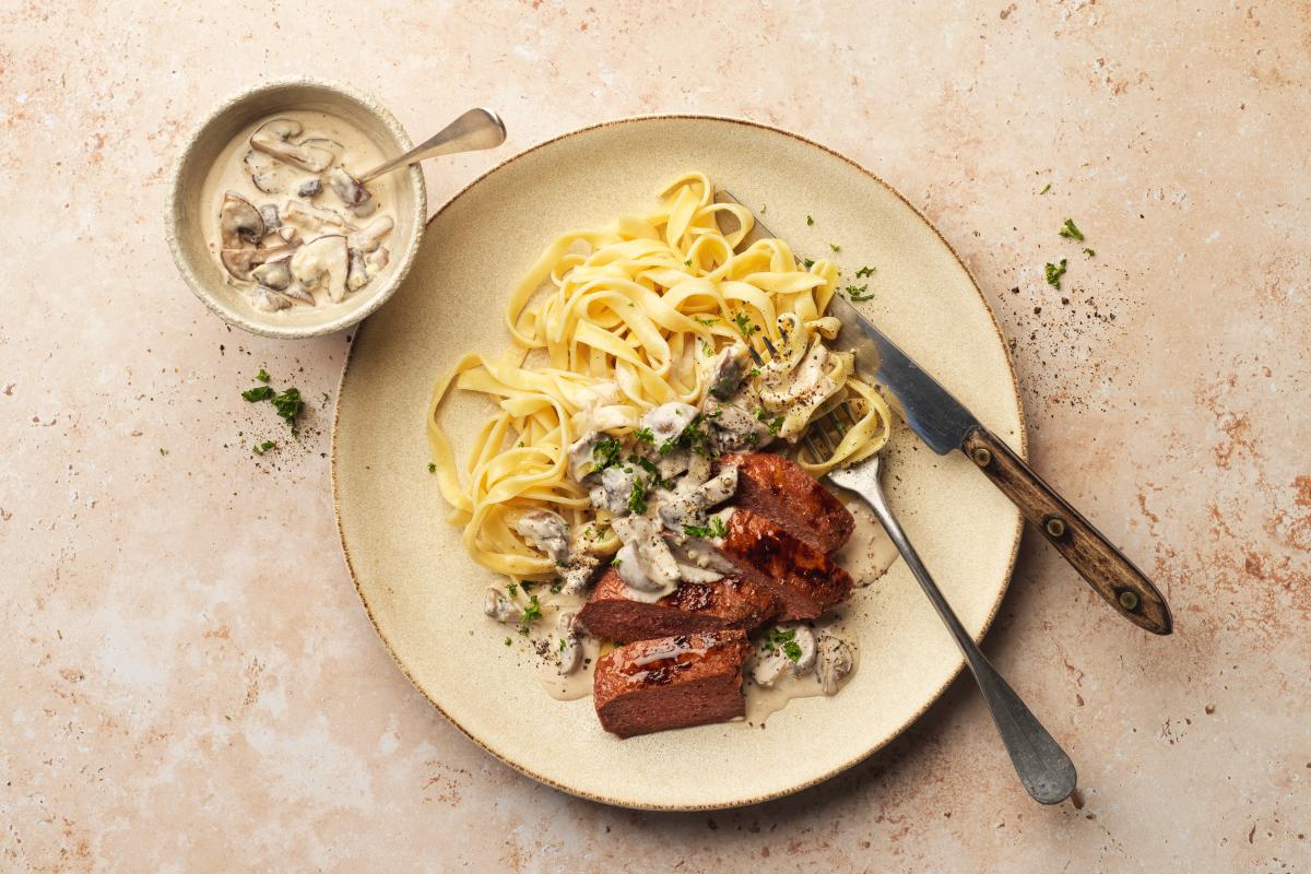 Plant-based steak with creamy mushroom sauce - Recipes | fooby.ch