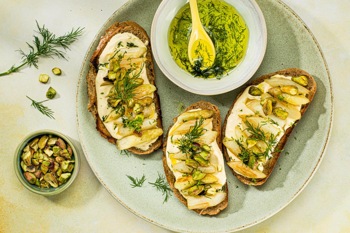 Asparagus on toast with miso spread - Recipes | fooby.ch