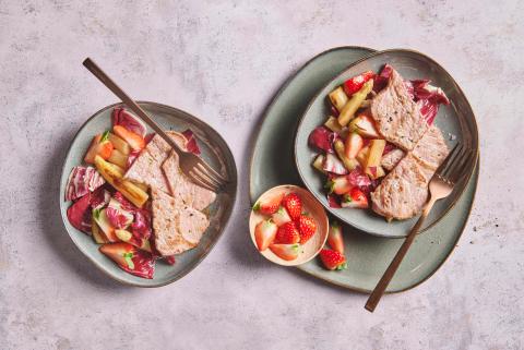 Beef frying steak with strawberry and asparagus salad