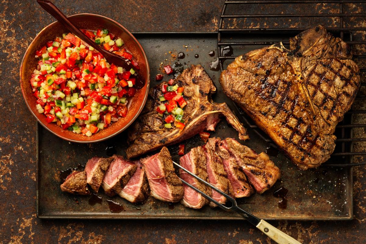 T-Bone-Steaks mit Gurken-Peperoni-Salat - Rezepte | fooby.ch