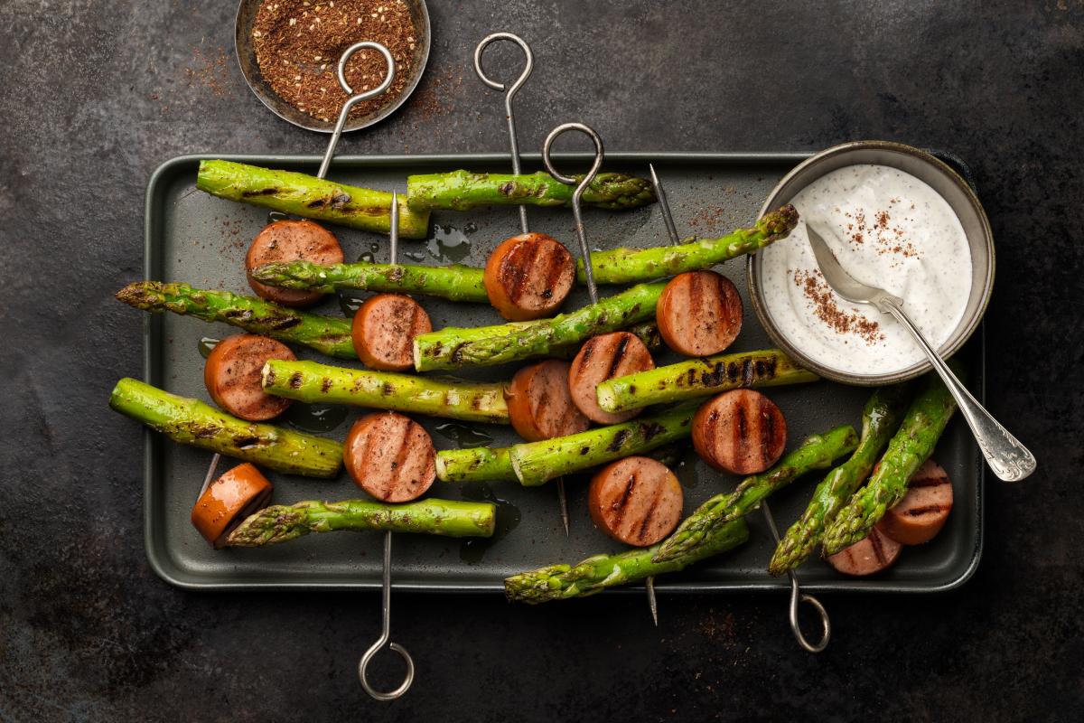 Grilled cervelas and asparagus skewers - Recipes | fooby.ch