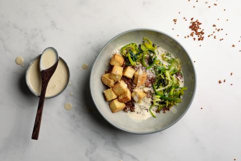 Lauch-Bowl mit knusprigem Tofu