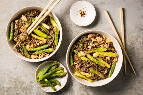 Noodles with asparagus and chicken