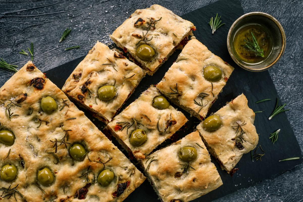 Tomato focaccia with olive oil - Recipes | fooby.ch