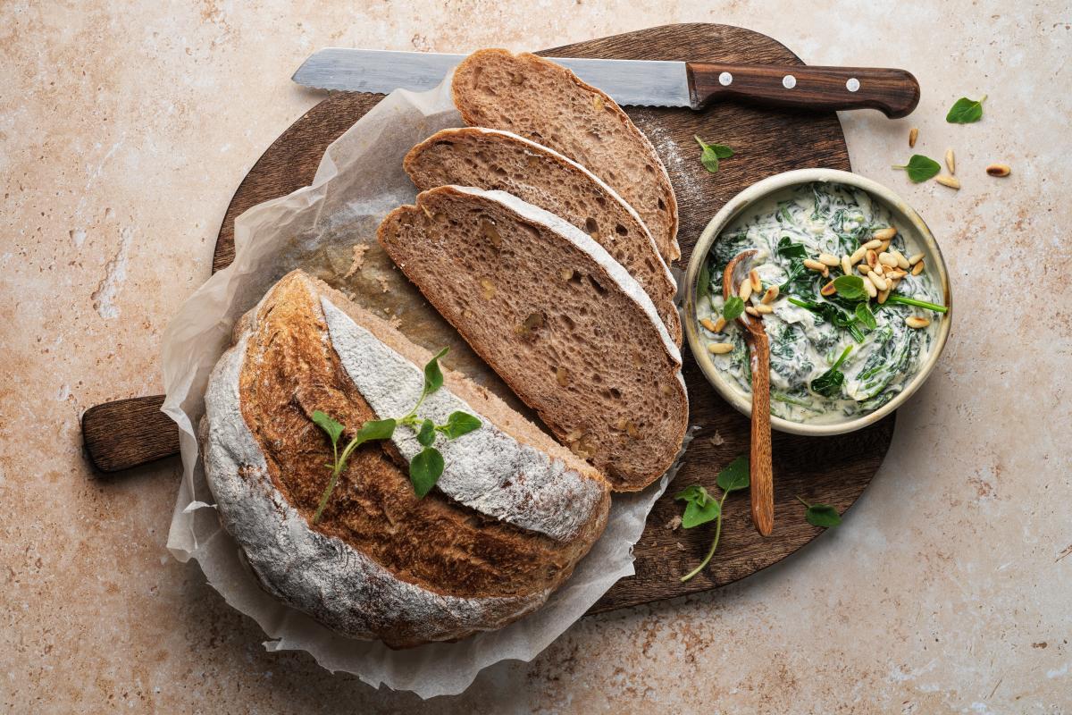 Nussbrot mit Jogurt-Spinat-Dip - Rezepte | fooby.ch
