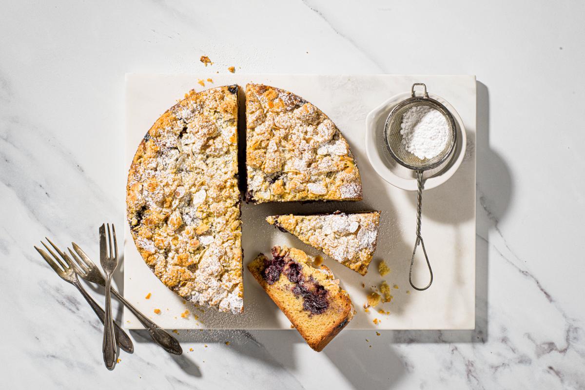 Cherry crumble cake - Recipes | fooby.ch