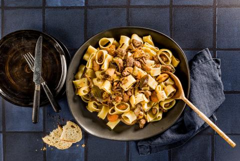 Salsa di vitello sfilacciato con funghi