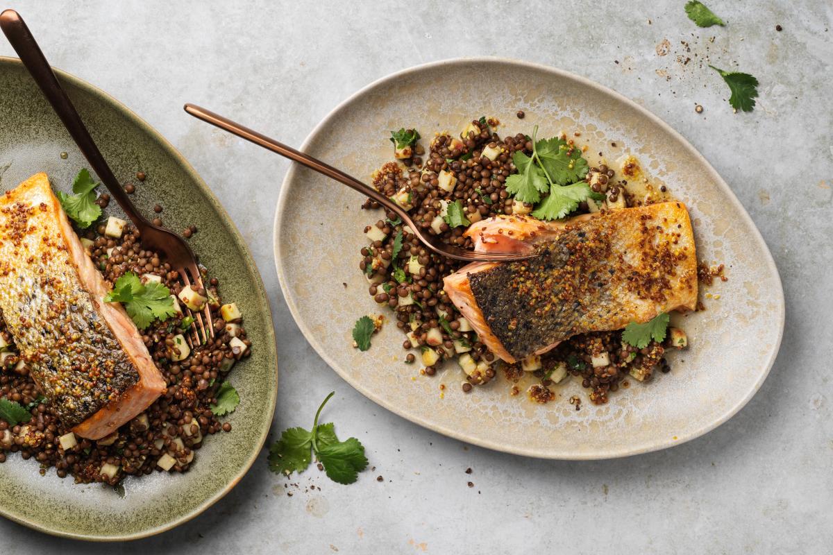 Lachs in Senfbutter und Linsensalat - Rezepte | fooby.ch