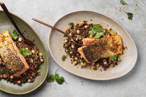 Salmone con burro alla senape e insalata di lenticchie