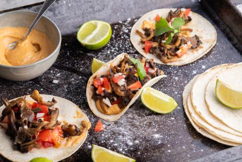 Tacos vegani ai funghi con salsa chipotle