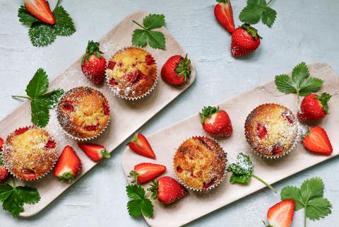 Strawberry muffins with white chocolate