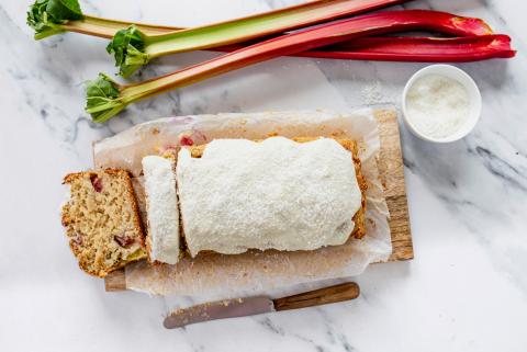 Gâteau à la rhubarbe et à la noix de coco