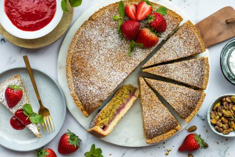 Pistazien-Mandelkuchen mit Erdbeeren