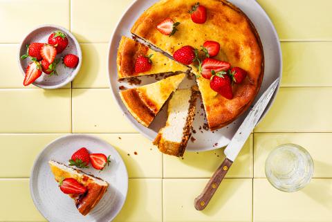 Crème brulée cheesecake with strawberries