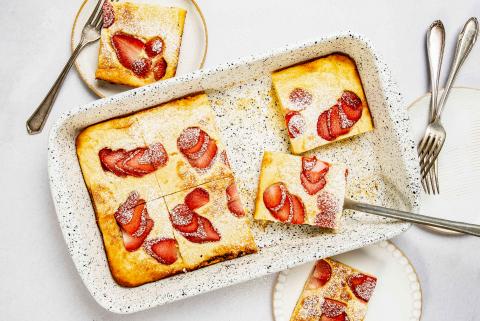 Oven omelette with strawberries