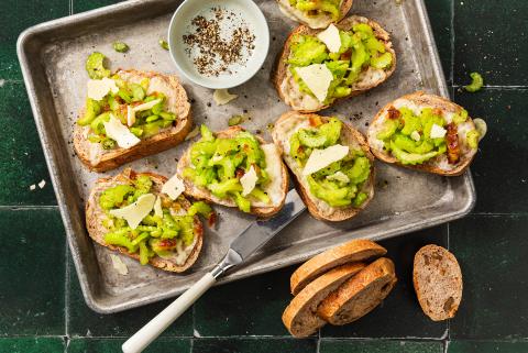 Crostini con provolone e sedano a coste