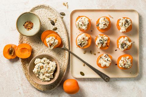 Bocconcini di albicocche e formaggio fresco