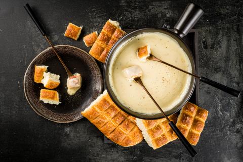 Bier-Fondue mit Laugenbrot