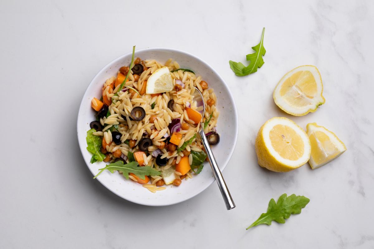 Orzo salad with roasted chickpeas - Recipes | fooby.ch