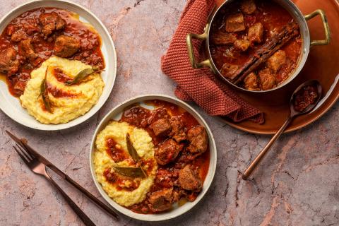 Beef ragout with bacon and cinnamon