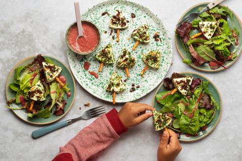 Sapins de fromage sur lit de salade