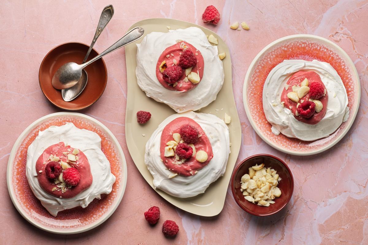 Raspberry curd pavlovas - Recipes | fooby.ch