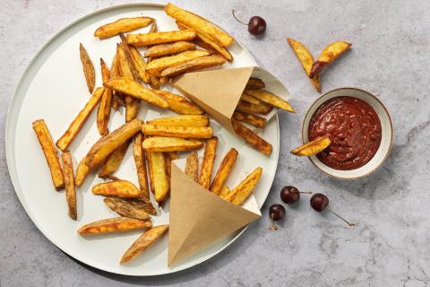 Oven fries with cherry ketchup