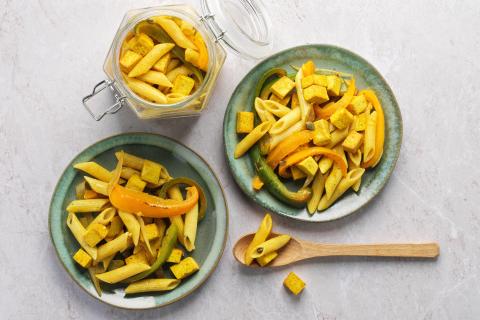 Pastasalat mit Tofu und Curry