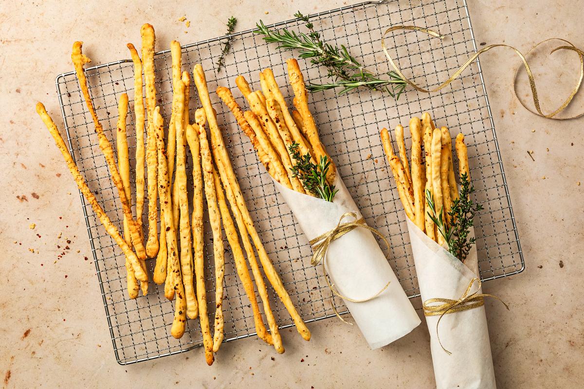 Parmesan breadsticks with thyme and chilli - Recipes | fooby.ch