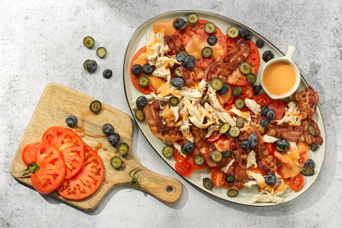 Chicken salad with tomatoes and bacon - Recipes | fooby.ch