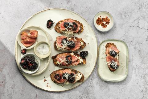 Crostini con tagliata e more