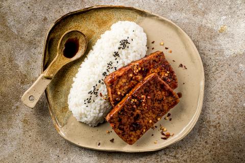 Glasierter Tofu in Chilisauce