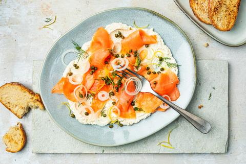 Vassoio di salmone e formaggio fresco