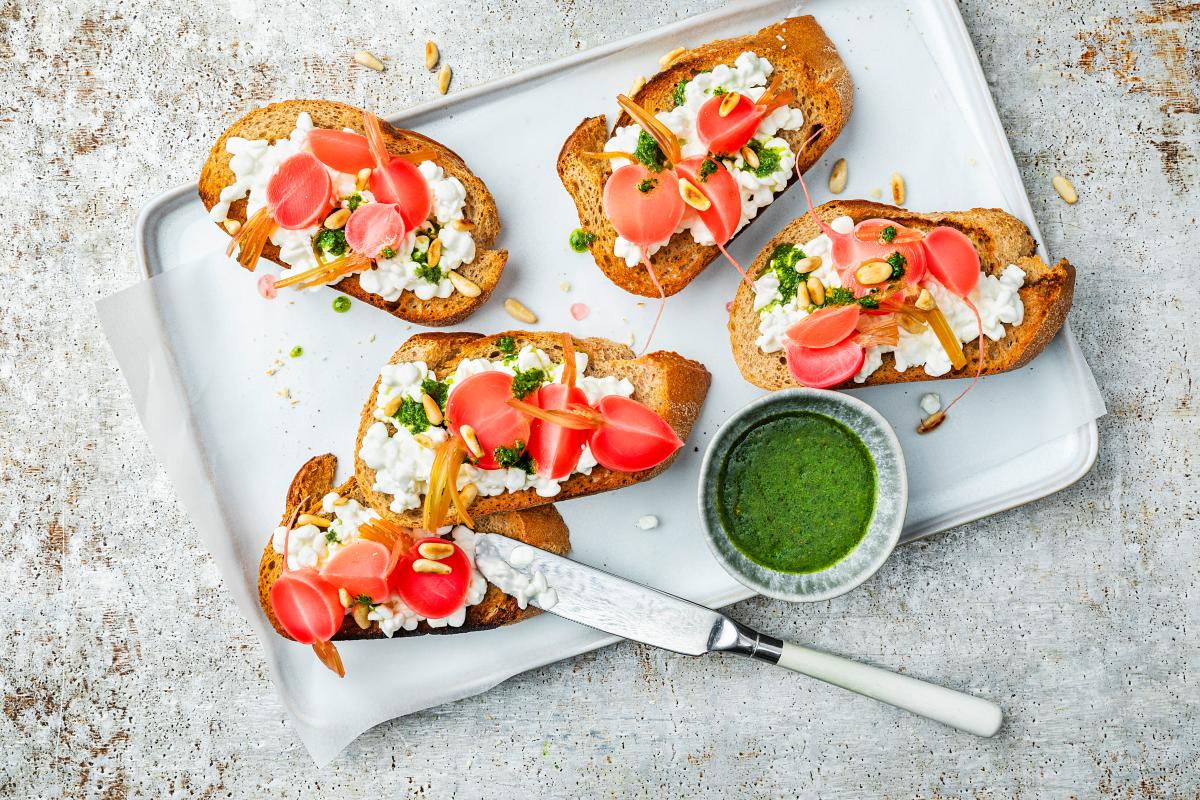 Open sandwich with radishes