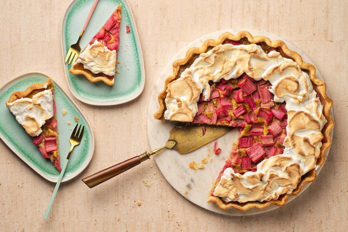 Rhubarb tart with pistachios - Recipes | fooby.ch