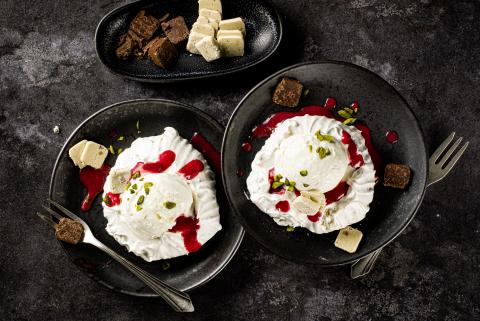 Pistazien-Pavlova mit Himbeeren 