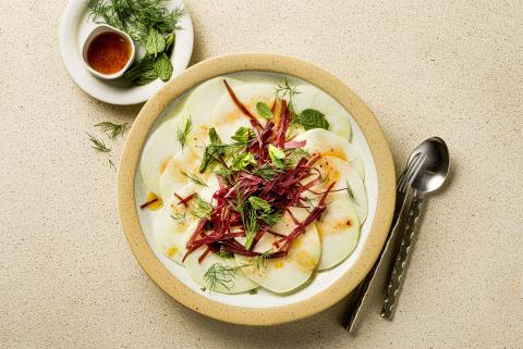 Salade de colrave aux fines herbes avec de la viande des Grisons