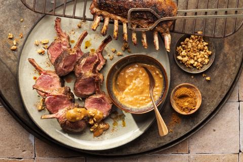 Carrés d'agneau grillés à la sauce aux cacahuètes