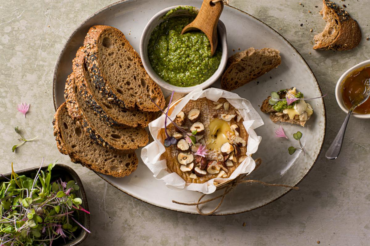 Baked cheese with pesto - Recipes | fooby.ch