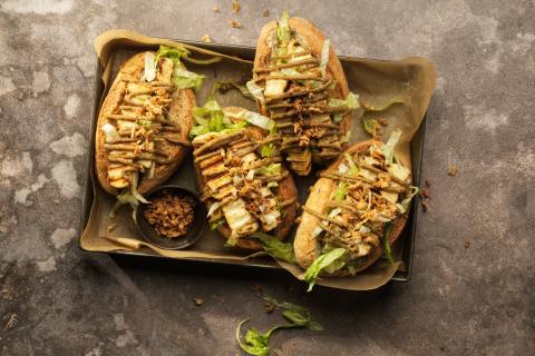 Hot dog con halloumi e crema di funghi
